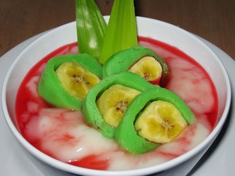 mengenal-lezatnya-es-pisang-ijo-makanan-manis-khas-indonesia