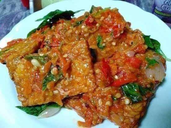 nikmatnya-kuliner-tempe-penyet-sensasi-pedas-dan-gurih