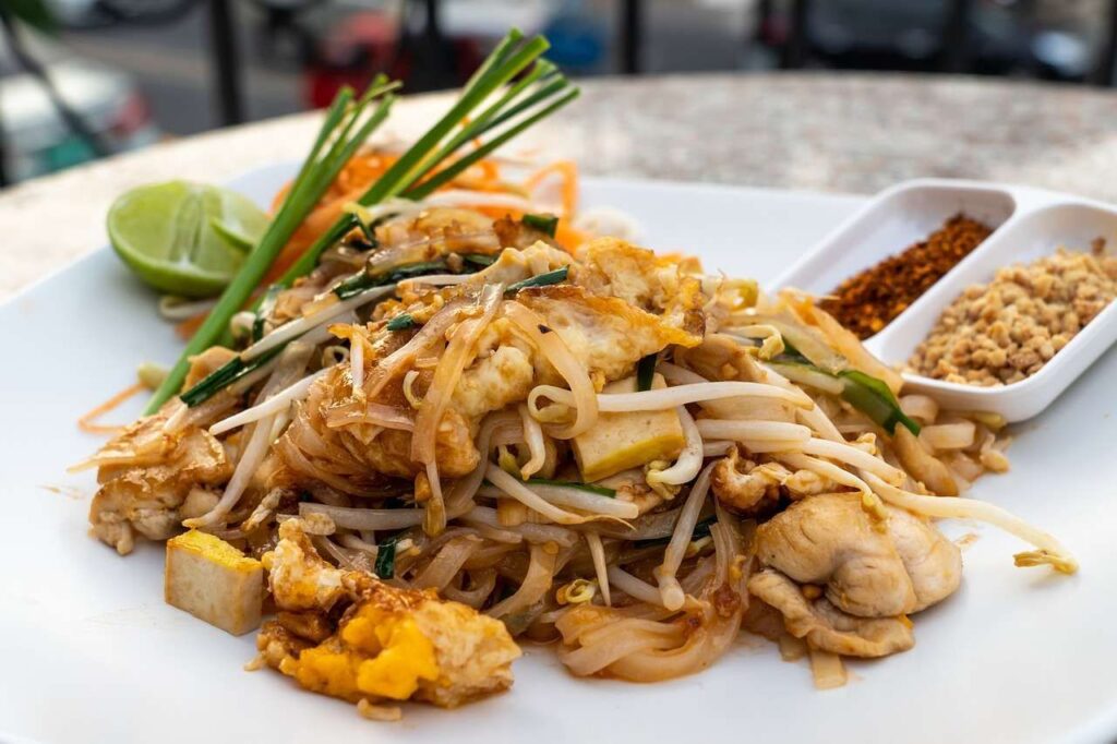 pad-thai-makanan-khas-thailand-yang-lezat-dan-menggugah-selera
