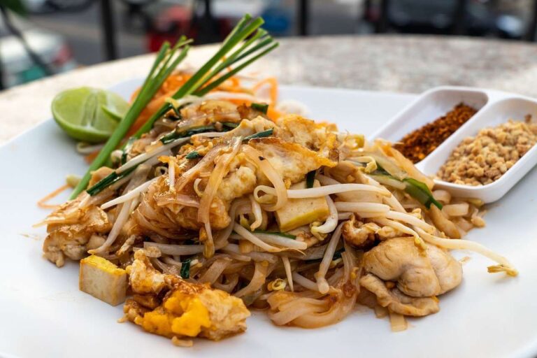 pad-thai-makanan-khas-thailand-yang-lezat-dan-menggugah-selera