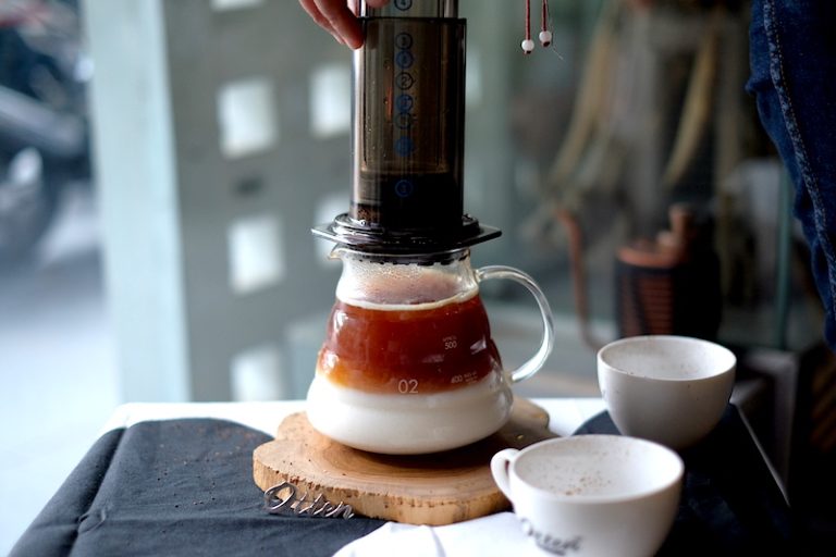 cara-membuat-minuman-aeropress-iced-latte-yang-segar-dan-mudah
