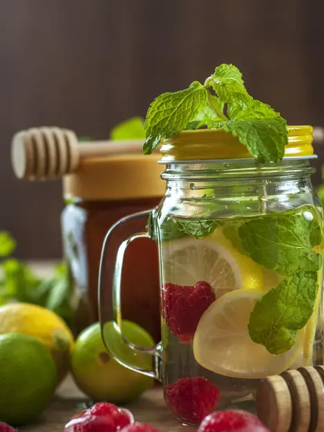manfaat-dan-resep-minuman-infused-water-lemon-raspberry