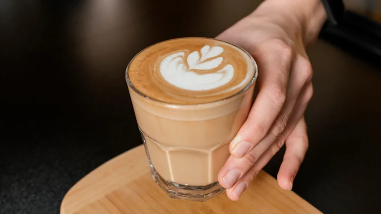 mengenal-minuman-flat-white-cita-rasa-dan-cara-penyajiannya