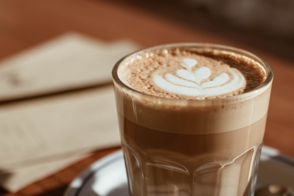 menikmati-lezatnya-minuman-cappuccino-yang-menggoda-selera