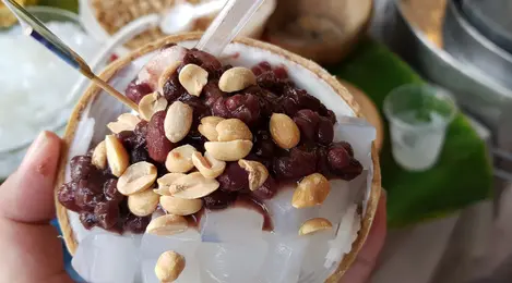 menikmati-segarnya-es-kacang-merah-kelapa-muda-yang-menyejukkan