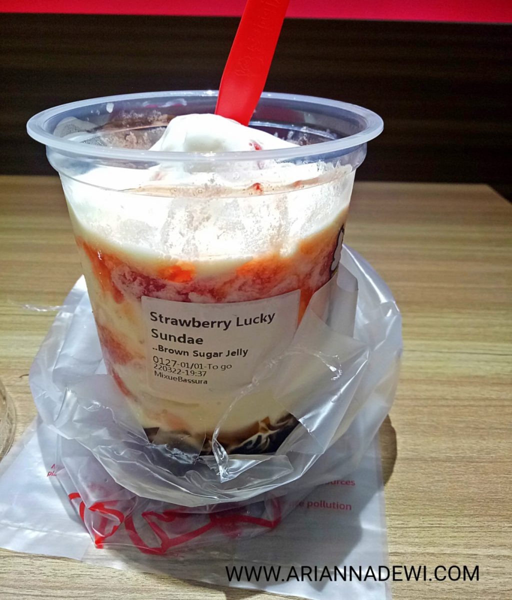minuman-lucky-sundae-strawberry-ice-cream-sensasi-segar-dan-manis