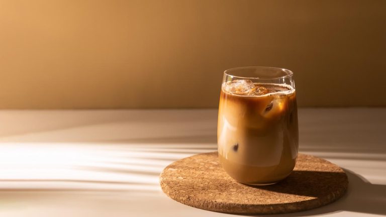 nikmatnya-minuman-kopi-susu-almond-yang-lezat-dan-segar