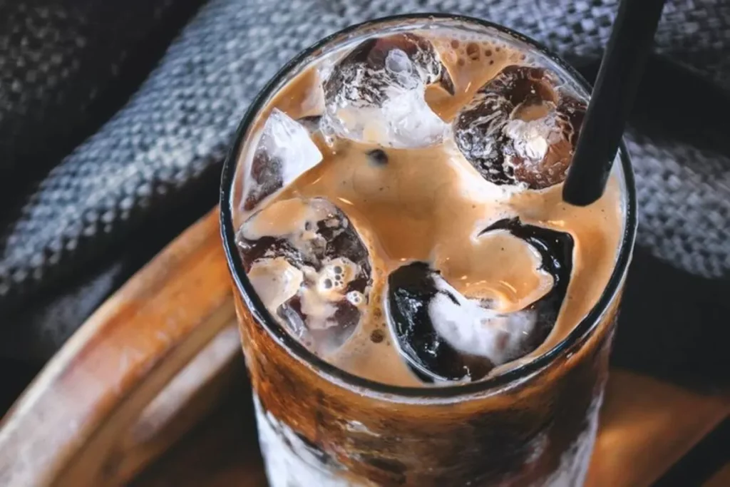 segarnya-minuman-es-kopi-gula-merah-yang-menggoda-selera