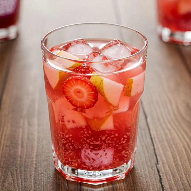 menikmati-kesegaran-minuman-teh-strawberry-yang-menyegarkan