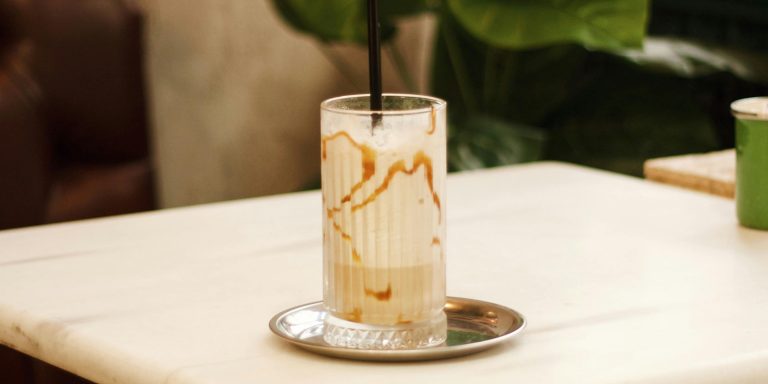menikmati-lezatnya-minuman-caramel-latte-yang-menggoda-rasa
