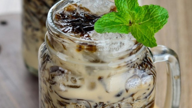 menikmati-segarnya-minuman-cincau-esteh-susu-yang-lezat