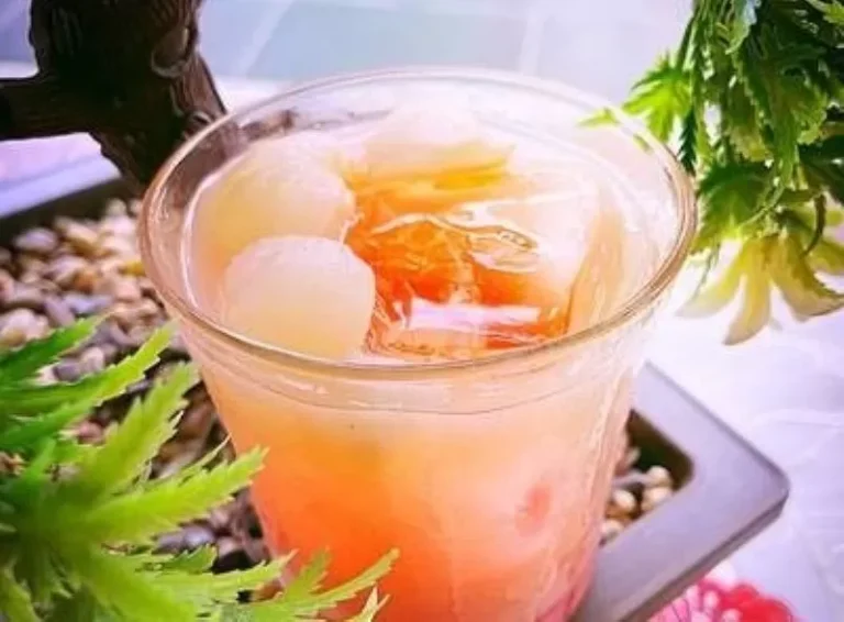 menikmati-segarnya-minuman-es-leci-yang-menggoda-selera