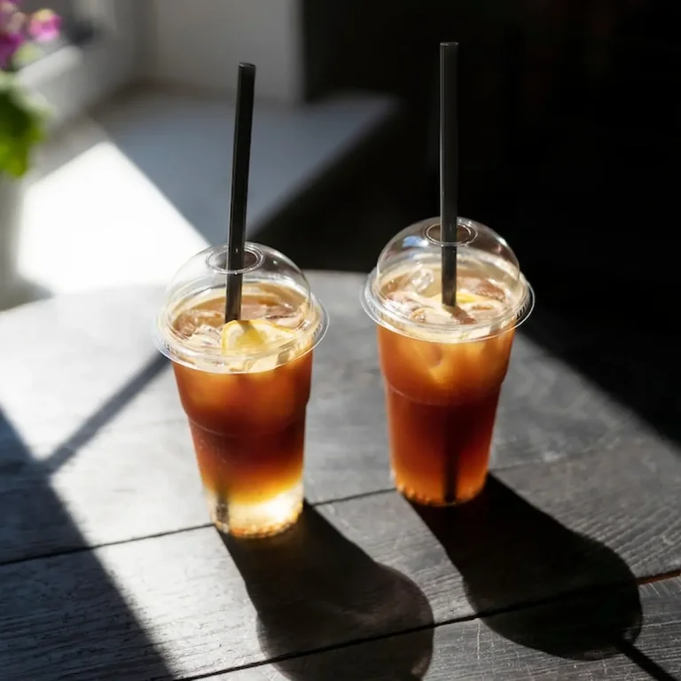 menikmati-segarnya-minuman-es-teh-manis-yang-menggoda-selera