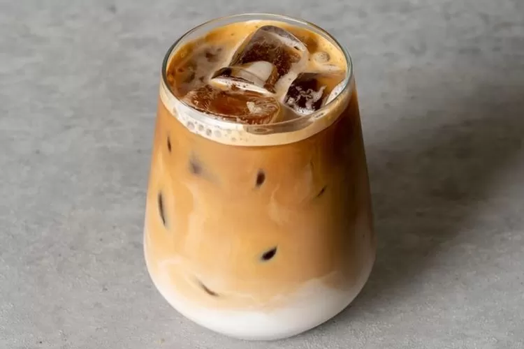 menikmati-segarnya-minuman-iced-coffee-yang-menggoda-selera