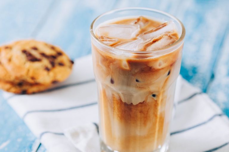 menikmati-segarnya-minuman-iced-latte-yang-menggoda-selera