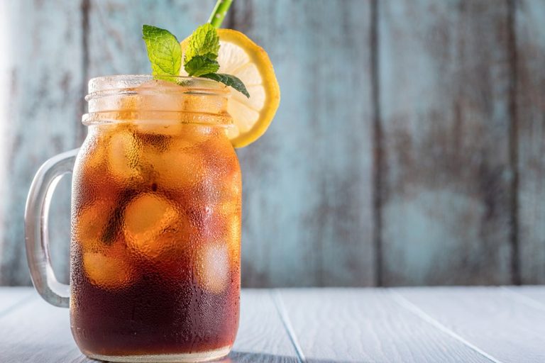 menikmati-segarnya-minuman-teh-leci-manis-yang-menggoda-selera