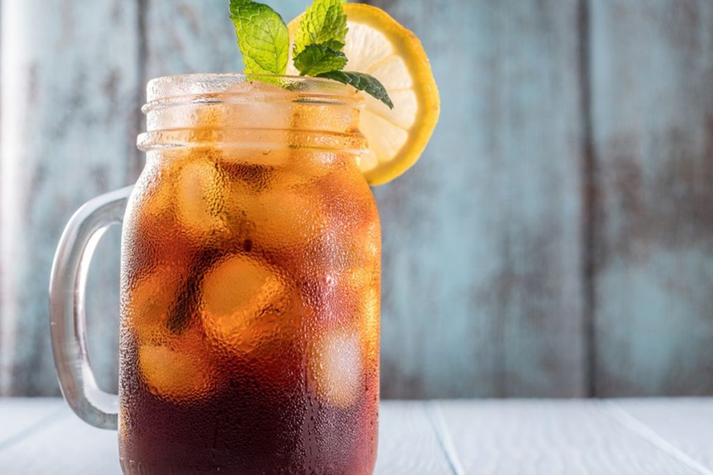 menikmati-segarnya-minuman-teh-stroberi-manja-yang-menggoda
