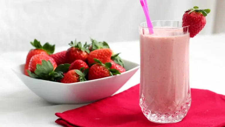 nikmatnya-minuman-milkshake-stroberi-yang-segar-dan-lezat