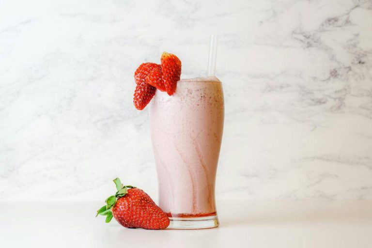 segarnya-minuman-es-teh-susu-strawberry-yang-lezat-dan-menggoda