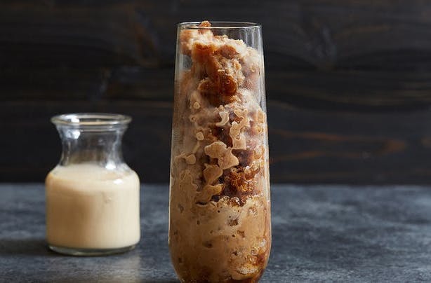 menikmati-segarnya-minuman-kopi-susu-es-serut-yang-lezat
