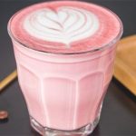 menikmati-segarnya-minuman-red-velvet-latte-yang-menggoda