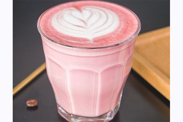 menikmati-segarnya-minuman-red-velvet-latte-yang-menggoda